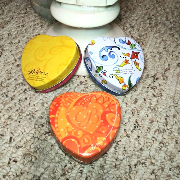 Set Of Three Vintage Brighton Multicolored Small Heart Shaped Jewelry Tins - Picture 5 of 6